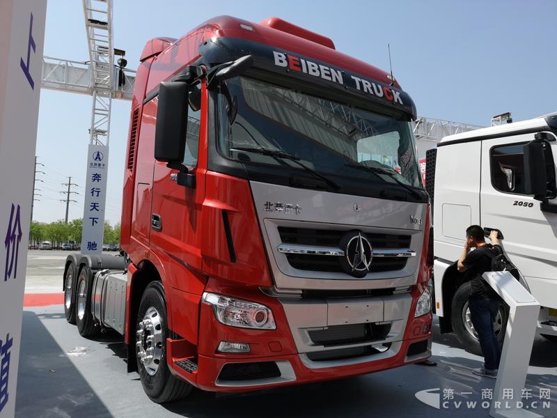 據(jù)了解，這款560馬力的V3ET牽引車(chē)，是北奔重汽針對(duì)大馬力市場(chǎng)打造的一款重卡產(chǎn)品，也是其首款達(dá)到560馬力的歐六車(chē)型。該車(chē)搭載濰柴13L發(fā)動(dòng)機(jī)，最大扭矩達(dá)2550N.m；匹配法士特最新的S系列AMT自動(dòng)變速箱及緩速器；前橋采用一片簧設(shè)計(jì)，后橋采用8氣囊空氣懸架。不過(guò)，該車(chē)暫未定價(jià)。