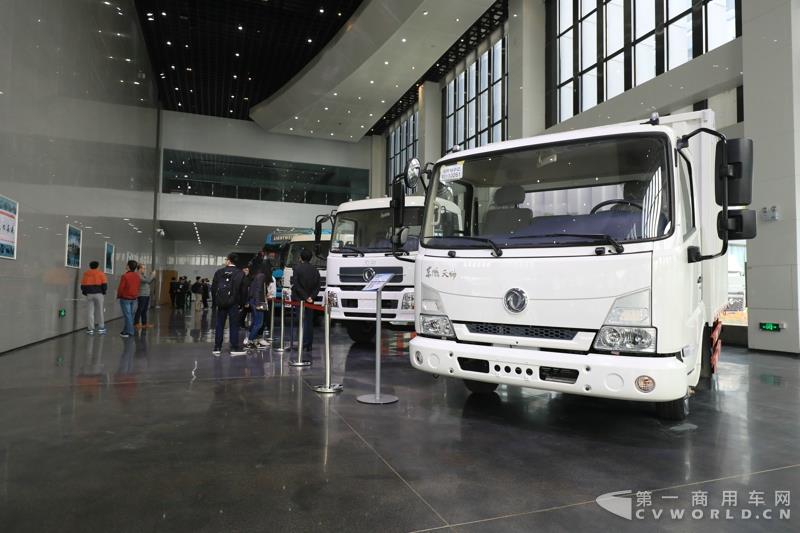 活動(dòng)現(xiàn)場，進(jìn)行了兩輛智能網(wǎng)聯(lián)卡車的現(xiàn)場演示，并展示了東風(fēng)商用車節(jié)能卡車、串聯(lián)式混合動(dòng)力物流車、中卡環(huán)衛(wèi)車純電（量產(chǎn)車型）、串聯(lián)式輕卡物流車、極限輕量化標(biāo)桿車，共7款新技術(shù)展車集體亮相，展示出東風(fēng)商用車在電動(dòng)化、智能化、網(wǎng)聯(lián)化、共享化、輕量化方面的新技術(shù)成果，也充分展現(xiàn)出東風(fēng)商用車引領(lǐng)時(shí)代趨勢打造精品車型的魄力與雄心。