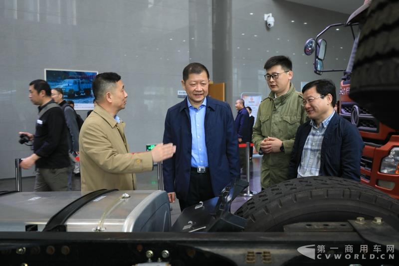 活動(dòng)現(xiàn)場，進(jìn)行了兩輛智能網(wǎng)聯(lián)卡車的現(xiàn)場演示，并展示了東風(fēng)商用車節(jié)能卡車、串聯(lián)式混合動(dòng)力物流車、中卡環(huán)衛(wèi)車純電（量產(chǎn)車型）、串聯(lián)式輕卡物流車、極限輕量化標(biāo)桿車，共7款新技術(shù)展車集體亮相，展示出東風(fēng)商用車在電動(dòng)化、智能化、網(wǎng)聯(lián)化、共享化、輕量化方面的新技術(shù)成果，也充分展現(xiàn)出東風(fēng)商用車引領(lǐng)時(shí)代趨勢打造精品車型的魄力與雄心。