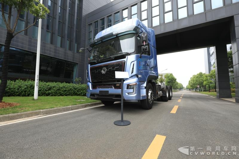 活動(dòng)現(xiàn)場，進(jìn)行了兩輛智能網(wǎng)聯(lián)卡車的現(xiàn)場演示，并展示了東風(fēng)商用車節(jié)能卡車、串聯(lián)式混合動(dòng)力物流車、中卡環(huán)衛(wèi)車純電（量產(chǎn)車型）、串聯(lián)式輕卡物流車、極限輕量化標(biāo)桿車，共7款新技術(shù)展車集體亮相，展示出東風(fēng)商用車在電動(dòng)化、智能化、網(wǎng)聯(lián)化、共享化、輕量化方面的新技術(shù)成果，也充分展現(xiàn)出東風(fēng)商用車引領(lǐng)時(shí)代趨勢打造精品車型的魄力與雄心。