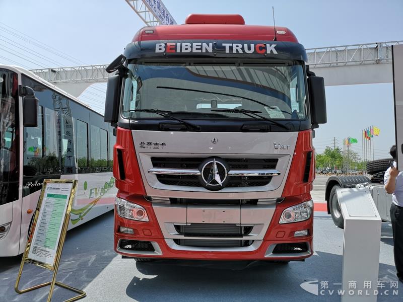 據(jù)了解，這款560馬力的V3ET牽引車(chē)，是北奔重汽針對(duì)大馬力市場(chǎng)打造的一款重卡產(chǎn)品，也是其首款達(dá)到560馬力的歐六車(chē)型。該車(chē)搭載濰柴13L發(fā)動(dòng)機(jī)，最大扭矩達(dá)2550N.m；匹配法士特最新的S系列AMT自動(dòng)變速箱及緩速器；前橋采用一片簧設(shè)計(jì)，后橋采用8氣囊空氣懸架。不過(guò)，該車(chē)暫未定價(jià)。