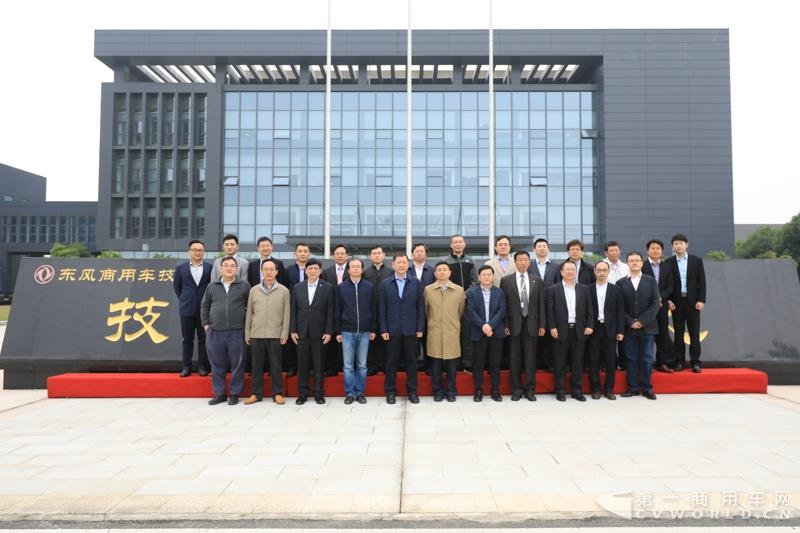 活動(dòng)現(xiàn)場，進(jìn)行了兩輛智能網(wǎng)聯(lián)卡車的現(xiàn)場演示，并展示了東風(fēng)商用車節(jié)能卡車、串聯(lián)式混合動(dòng)力物流車、中卡環(huán)衛(wèi)車純電（量產(chǎn)車型）、串聯(lián)式輕卡物流車、極限輕量化標(biāo)桿車，共7款新技術(shù)展車集體亮相，展示出東風(fēng)商用車在電動(dòng)化、智能化、網(wǎng)聯(lián)化、共享化、輕量化方面的新技術(shù)成果，也充分展現(xiàn)出東風(fēng)商用車引領(lǐng)時(shí)代趨勢打造精品車型的魄力與雄心。