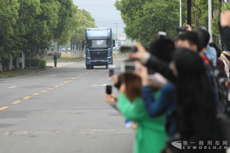 活動(dòng)現(xiàn)場，進(jìn)行了兩輛智能網(wǎng)聯(lián)卡車的現(xiàn)場演示，并展示了東風(fēng)商用車節(jié)能卡車、串聯(lián)式混合動(dòng)力物流車、中卡環(huán)衛(wèi)車純電（量產(chǎn)車型）、串聯(lián)式輕卡物流車、極限輕量化標(biāo)桿車，共7款新技術(shù)展車集體亮相，展示出東風(fēng)商用車在電動(dòng)化、智能化、網(wǎng)聯(lián)化、共享化、輕量化方面的新技術(shù)成果，也充分展現(xiàn)出東風(fēng)商用車引領(lǐng)時(shí)代趨勢打造精品車型的魄力與雄心。