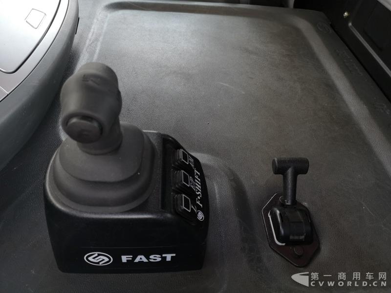 據(jù)了解，這款560馬力的V3ET牽引車(chē)，是北奔重汽針對(duì)大馬力市場(chǎng)打造的一款重卡產(chǎn)品，也是其首款達(dá)到560馬力的歐六車(chē)型。該車(chē)搭載濰柴13L發(fā)動(dòng)機(jī)，最大扭矩達(dá)2550N.m；匹配法士特最新的S系列AMT自動(dòng)變速箱及緩速器；前橋采用一片簧設(shè)計(jì)，后橋采用8氣囊空氣懸架。不過(guò)，該車(chē)暫未定價(jià)。