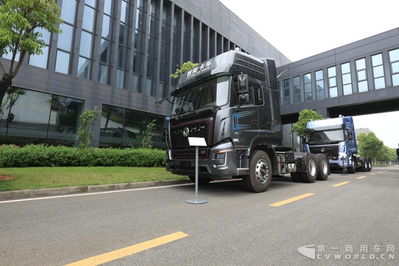 活動(dòng)現(xiàn)場，進(jìn)行了兩輛智能網(wǎng)聯(lián)卡車的現(xiàn)場演示，并展示了東風(fēng)商用車節(jié)能卡車、串聯(lián)式混合動(dòng)力物流車、中卡環(huán)衛(wèi)車純電（量產(chǎn)車型）、串聯(lián)式輕卡物流車、極限輕量化標(biāo)桿車，共7款新技術(shù)展車集體亮相，展示出東風(fēng)商用車在電動(dòng)化、智能化、網(wǎng)聯(lián)化、共享化、輕量化方面的新技術(shù)成果，也充分展現(xiàn)出東風(fēng)商用車引領(lǐng)時(shí)代趨勢打造精品車型的魄力與雄心。