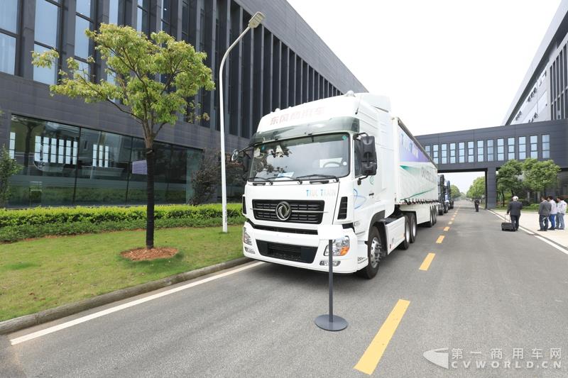 活動(dòng)現(xiàn)場，進(jìn)行了兩輛智能網(wǎng)聯(lián)卡車的現(xiàn)場演示，并展示了東風(fēng)商用車節(jié)能卡車、串聯(lián)式混合動(dòng)力物流車、中卡環(huán)衛(wèi)車純電（量產(chǎn)車型）、串聯(lián)式輕卡物流車、極限輕量化標(biāo)桿車，共7款新技術(shù)展車集體亮相，展示出東風(fēng)商用車在電動(dòng)化、智能化、網(wǎng)聯(lián)化、共享化、輕量化方面的新技術(shù)成果，也充分展現(xiàn)出東風(fēng)商用車引領(lǐng)時(shí)代趨勢打造精品車型的魄力與雄心。