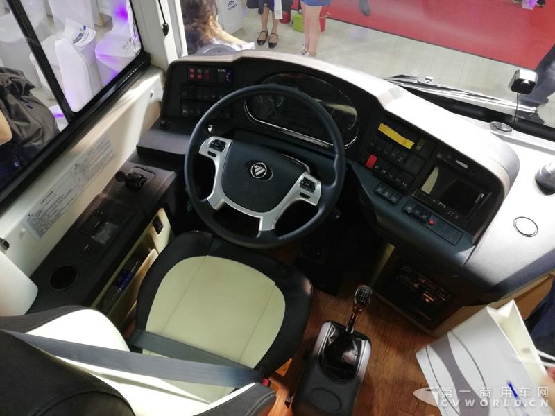 福田可搭載康明斯ISGe320動力的歐輝BJ6122雙風(fēng)擋城間客車內(nèi)飾