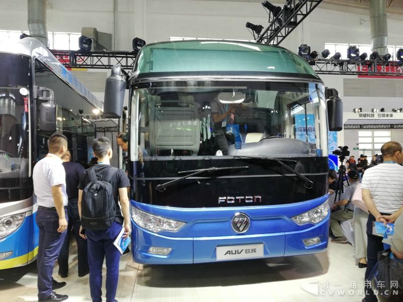 福田可搭載康明斯ISGe320動力的歐輝BJ6122雙風(fēng)擋城間客車