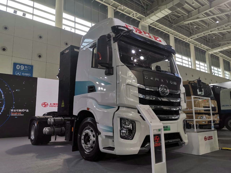 上汽紅巖展出3款牽引車(chē)，其中兩款是純電動(dòng)牽引車(chē)，一款是燃料電池牽引車(chē)。圖為紅巖杰獅H6 4×2純電動(dòng)牽引車(chē)