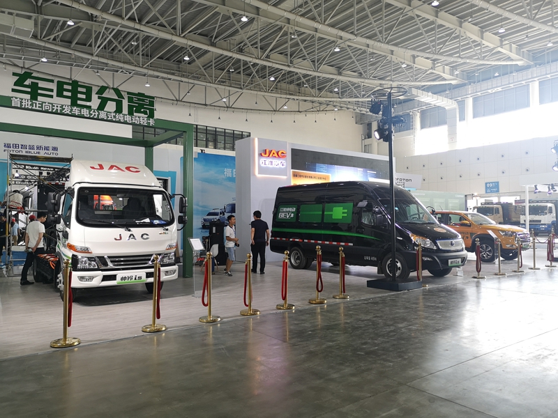 江淮汽車(chē)展出3款產(chǎn)品：帥鈴i5-車(chē)電分離式純電動(dòng)輕卡、帥鈴i5-R350純電動(dòng)輕客物流車(chē)、帥鈴i3-T330純電動(dòng)皮卡。其中，帥鈴i5-車(chē)電分離式純電動(dòng)輕卡很可能是本屆大會(huì)中唯一一款采用換電模式的純電動(dòng)輕卡。圖為江淮汽車(chē)展出三款車(chē)型