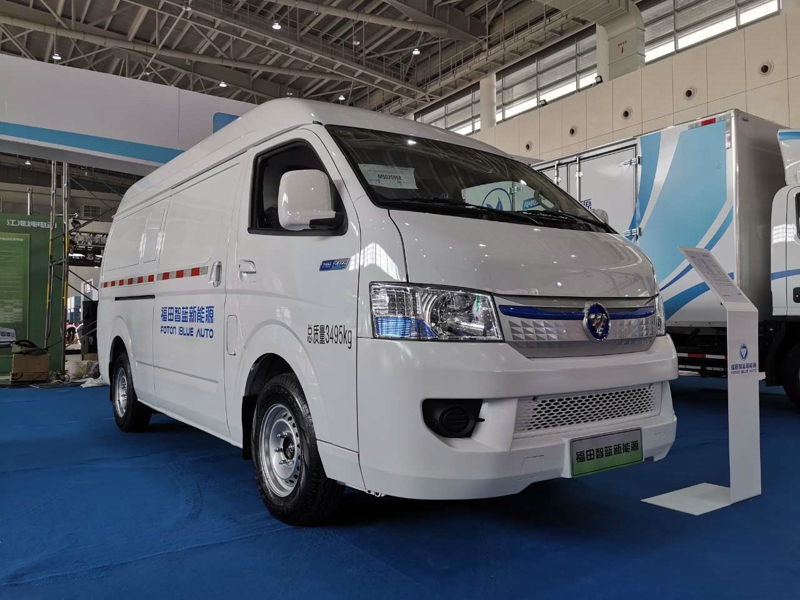 福田汽車(chē)展出3款產(chǎn)品，分別是風(fēng)景智藍(lán)純電動(dòng)廂式物流車(chē)，智藍(lán)純電動(dòng)輕卡、智藍(lán)純電動(dòng)重卡。圖為風(fēng)景智藍(lán)純電動(dòng)廂式物流車(chē)
