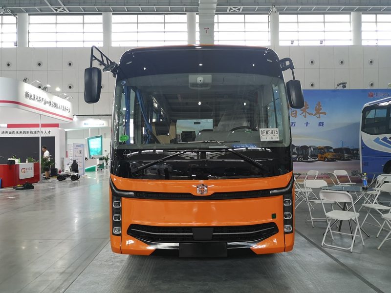 中通客車(chē)同樣展出兩款純電動(dòng)客車(chē)，其型號(hào)分別是世騰純電動(dòng)客車(chē)、睿通V60客運(yùn)版。圖為中通睿通V60客運(yùn)版