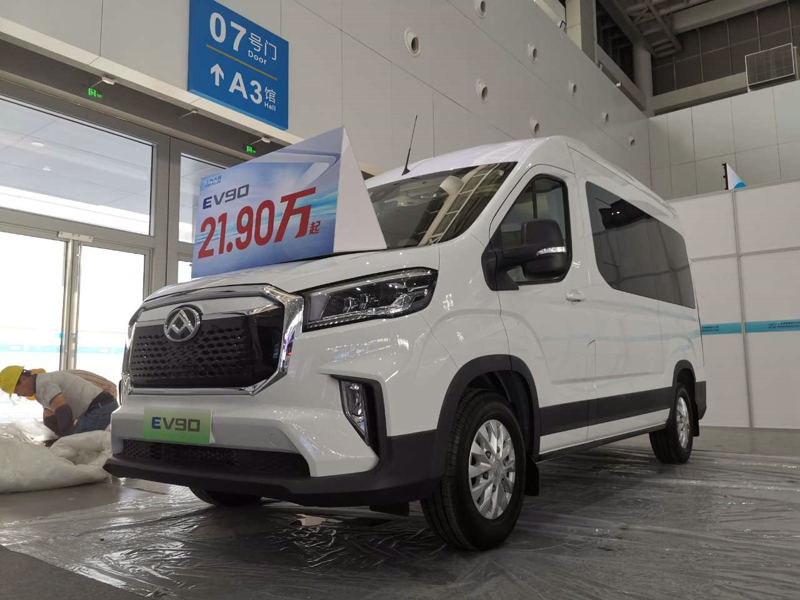 上汽大通MAXUS在本屆大會(huì)中展出了多款產(chǎn)品，其中EV90輕客、T90EV皮卡非常值得關(guān)注。圖為上汽大通EV90