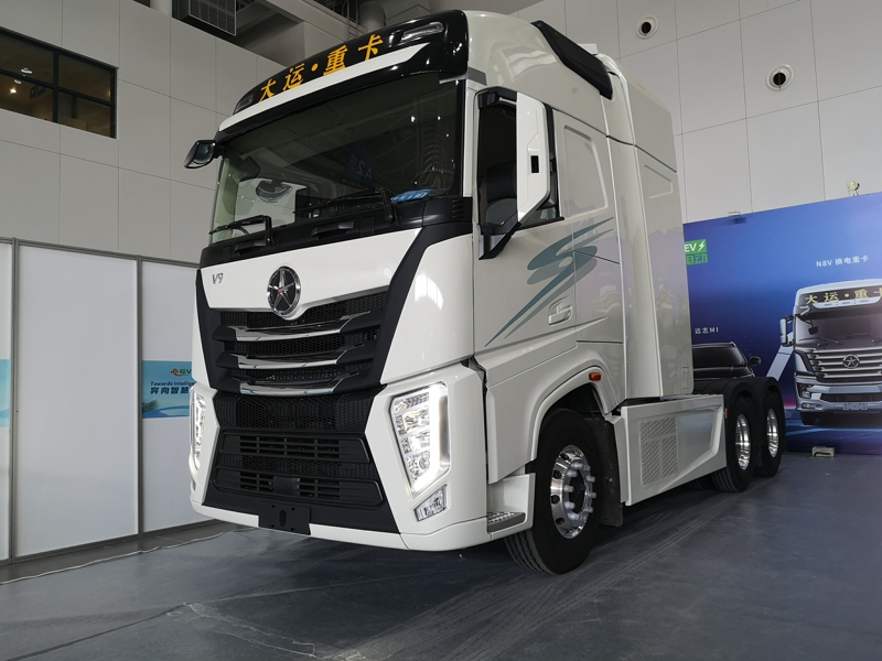 大運(yùn)重卡也展出了3款產(chǎn)品，一款輕卡，兩款牽引車(chē)。兩款牽引車(chē)中，有一款純電動(dòng)牽引車(chē)，另外一款則是V9燃料電池牽引車(chē)。圖為大運(yùn)V9燃料電池牽引車(chē)