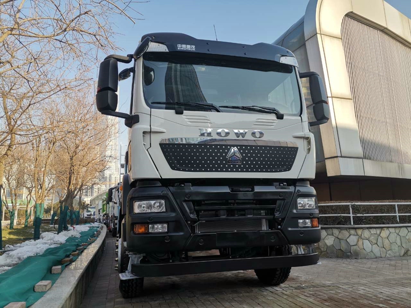 豪沃8×4電驅(qū)攪拌車(chē)