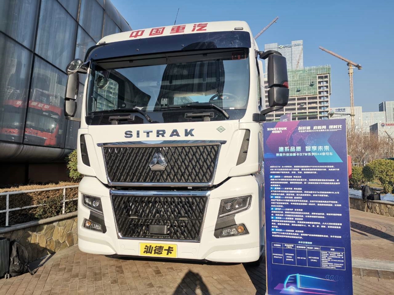 煥新升級(jí)汕德卡G7W系列6×4牽引車(chē)