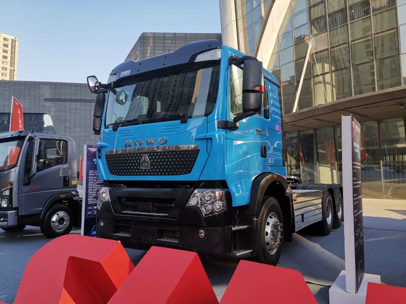 豪沃6×4電驅(qū)橋牽引車(chē)