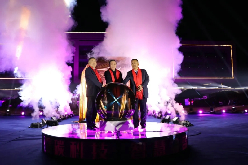 徐工集團(tuán)黨委書(shū)記、董事長(zhǎng)邱成，徐工集團(tuán)副總經(jīng)理、汽車(chē)事業(yè)部黨委書(shū)記、總經(jīng)理羅東海，戰(zhàn)略合作伙伴代表躍迪集團(tuán)董事長(zhǎng)呂洪濤共同按下啟動(dòng)球。