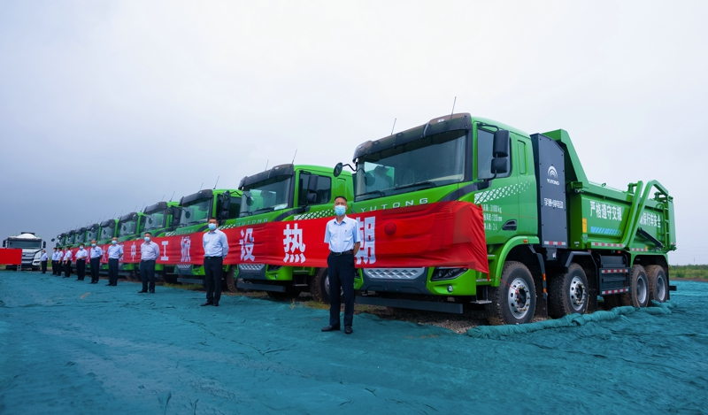 為支撐未來5~10年的發(fā)展，宇通將把新能源商用車的研發(fā)、制造、核心零部件的布局一次性規(guī)劃到位。宇通新能源商用車基地項目位于經(jīng)開區(qū)宇龍街附近，占地面積2622畝，計劃總投資85億，包括新能源重卡、新能源中卡、新能源輕卡等整車產(chǎn)能，新能源車橋等關(guān)鍵零部件，以及新能源商用車研發(fā)中心等。