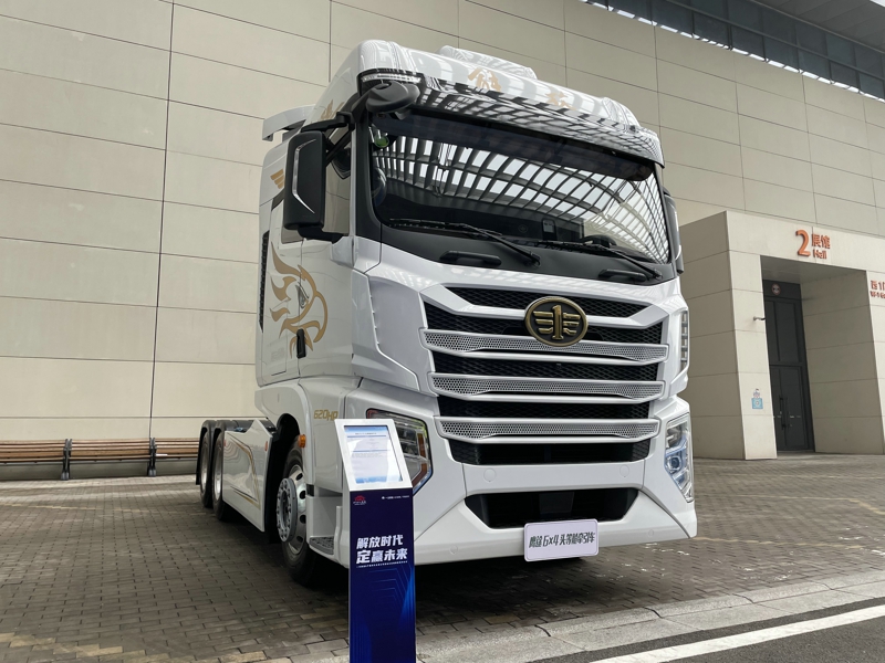 解放鷹途頭等艙牽引車，620馬力